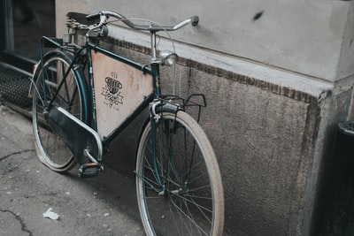 绿色刚性自行车